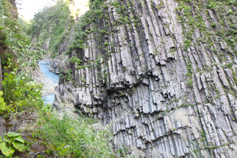 清津峡渓谷トンネル・第三見晴所より。柱状節理が見事です。