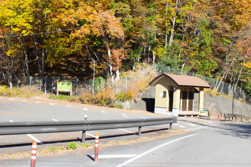 足和田山登山口付近。キレイな水洗トイレもあります