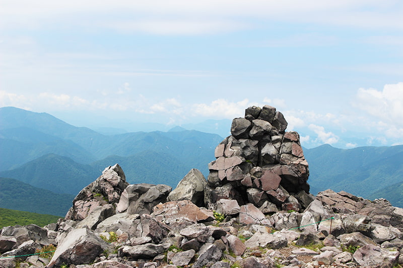 茶臼岳山頂付近にある大小の岩