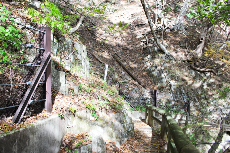 竜化の滝遊歩道・材木岩