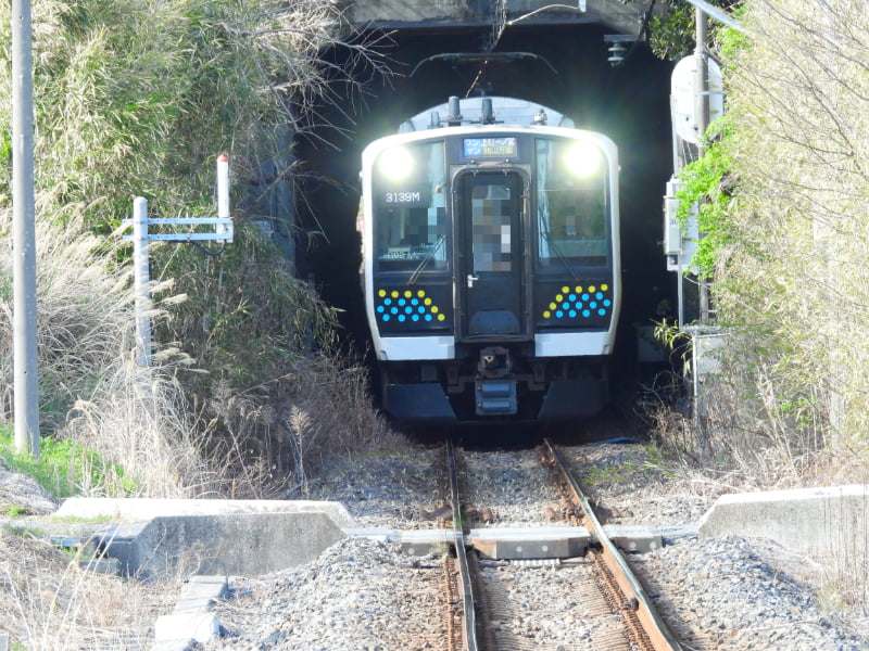 富浦駅付近からトンネルを通過する列車