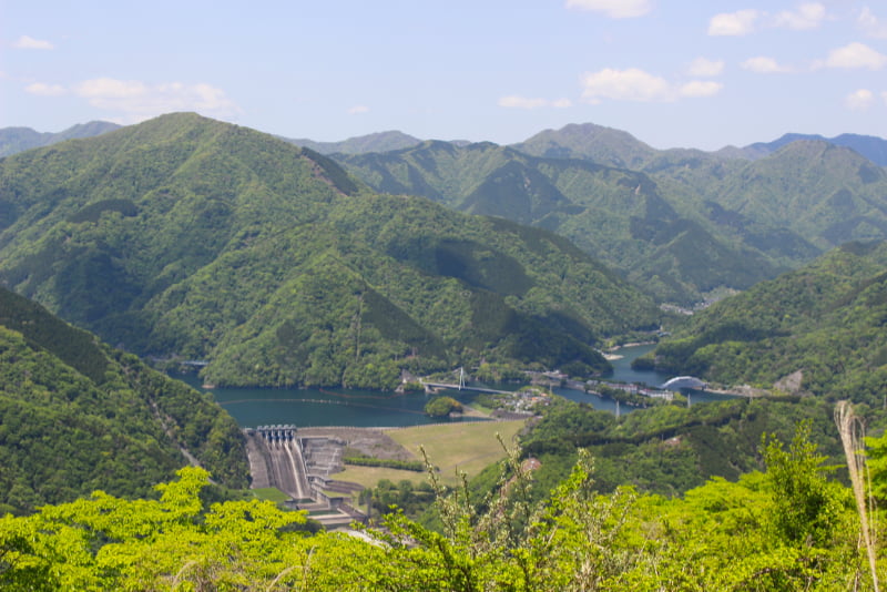 大野山山頂から丹沢湖を見下ろす