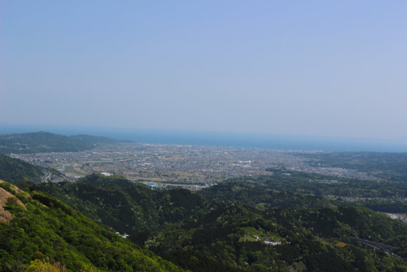 大野山山頂より足柄平野と相模湾