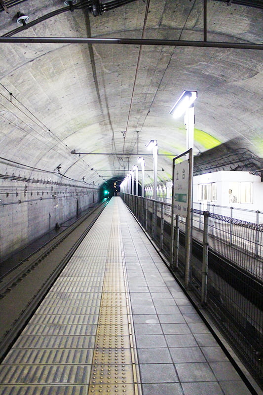 土合駅地下ホーム内部