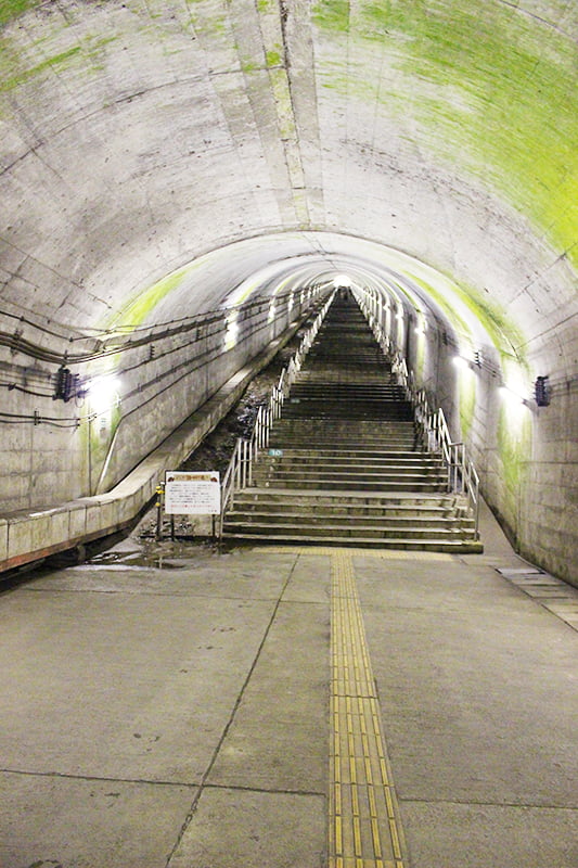 土合駅地下ホームの階段
