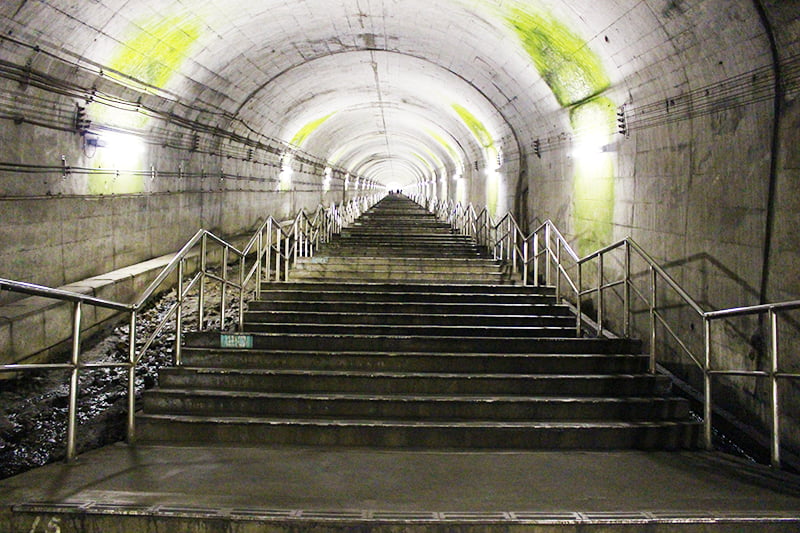 土合駅地下ホームの階段