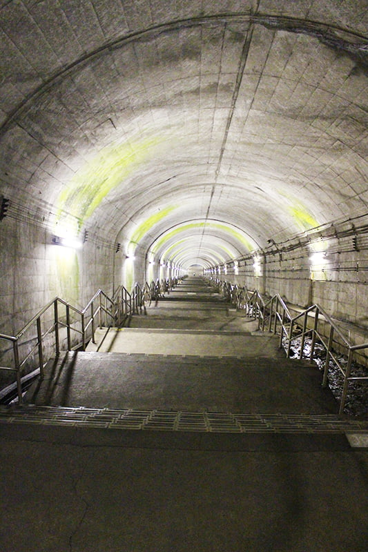 土合駅地下ホームの階段