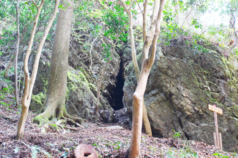 焼森山雷神神社境内の雷神穴